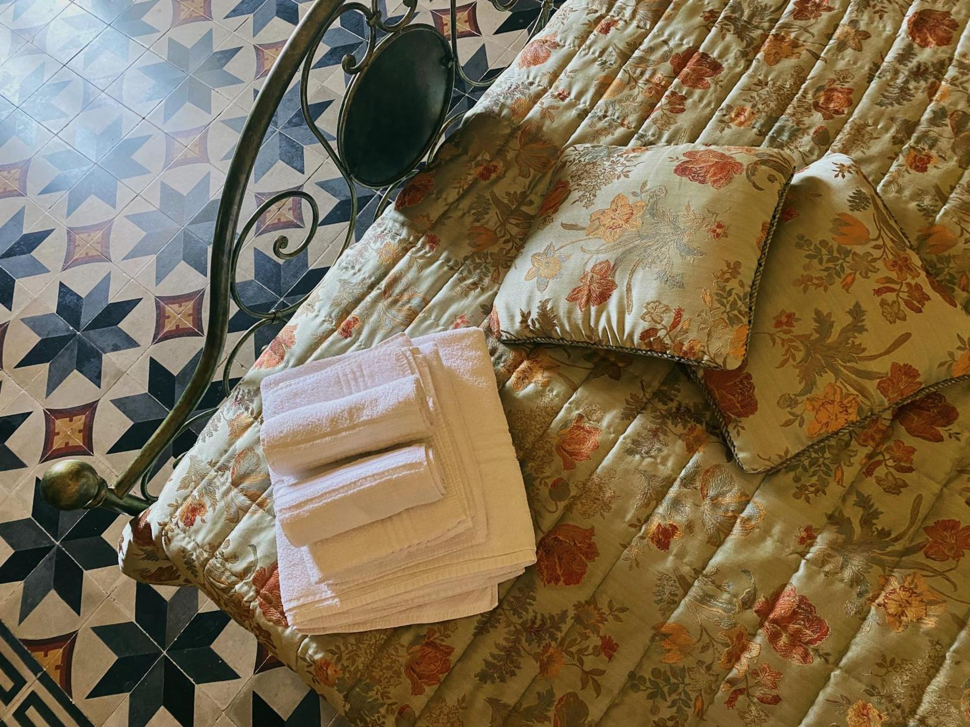Aparthotel Palazzo Gambuzza Ispica Habitación foto